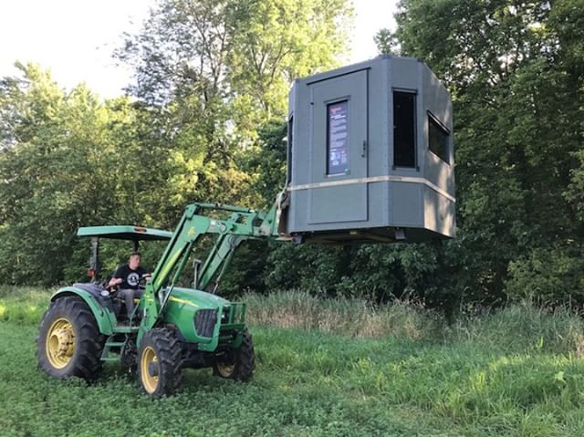 Tractor lifting hunting blind