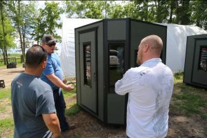 dealer-chatting-web Ambush Hunting Blind Dealers Chatting
